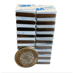 Imán 20mm x 20mm x 5mm 3M Neodimio Con Adhesivo 12,000 Gauss